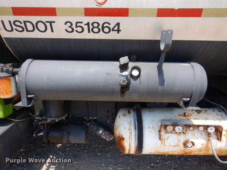 image for item KR9315 1995 Ford F800  oil distributor truck