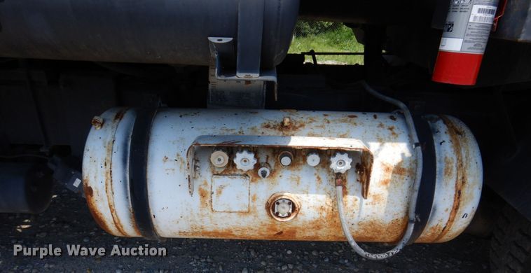 image for item KR9315 1995 Ford F800  oil distributor truck