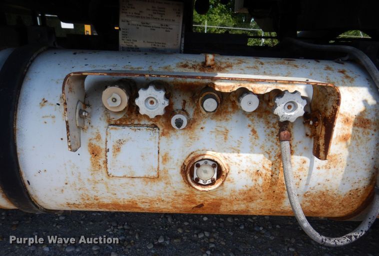 image for item KR9315 1995 Ford F800  oil distributor truck