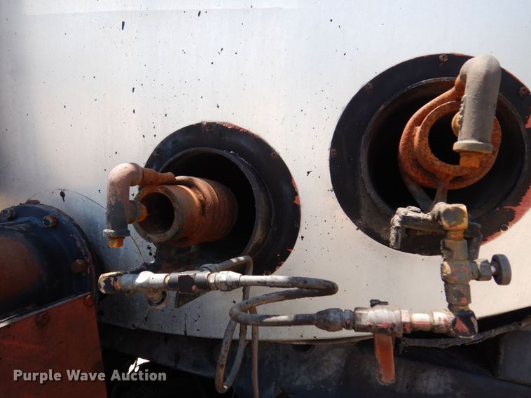 image for item KR9315 1995 Ford F800  oil distributor truck