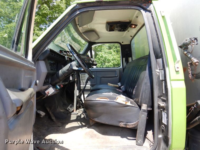 image for item KR9315 1995 Ford F800  oil distributor truck