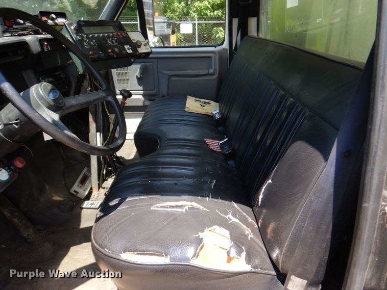 image for item KR9315 1995 Ford F800  oil distributor truck