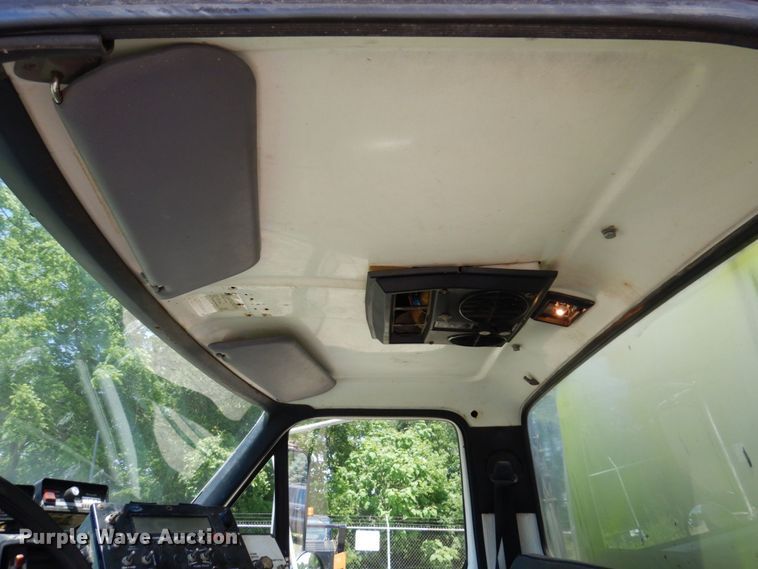 image for item KR9315 1995 Ford F800  oil distributor truck