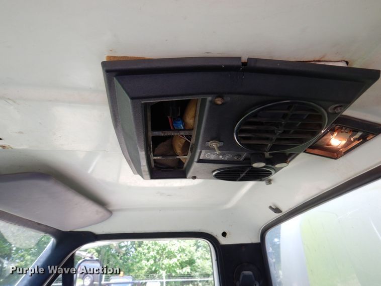 image for item KR9315 1995 Ford F800  oil distributor truck