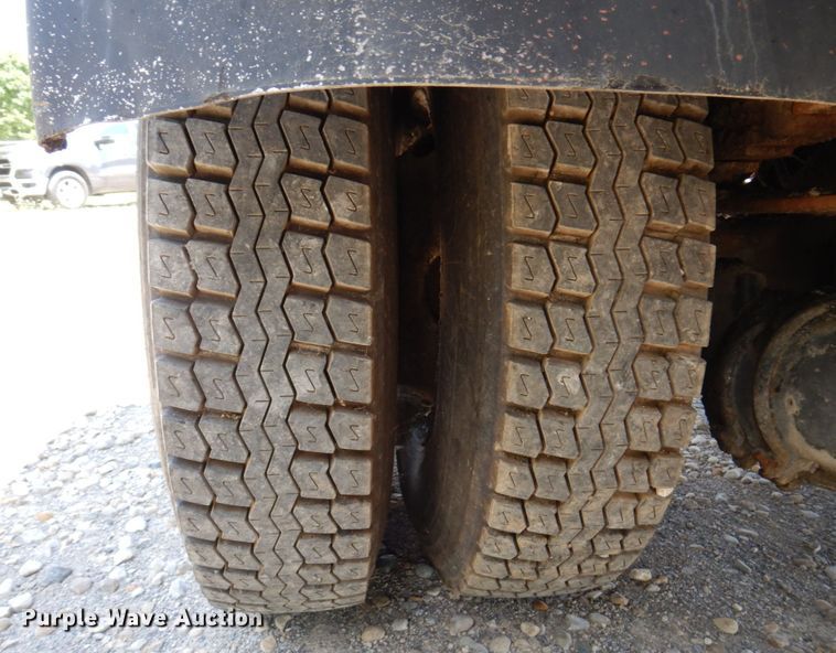 image for item KR9315 1995 Ford F800  oil distributor truck