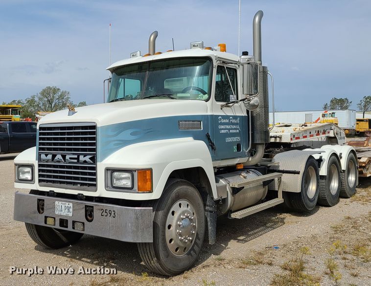 image for item L1263 2002 Mack CH613  semi truck