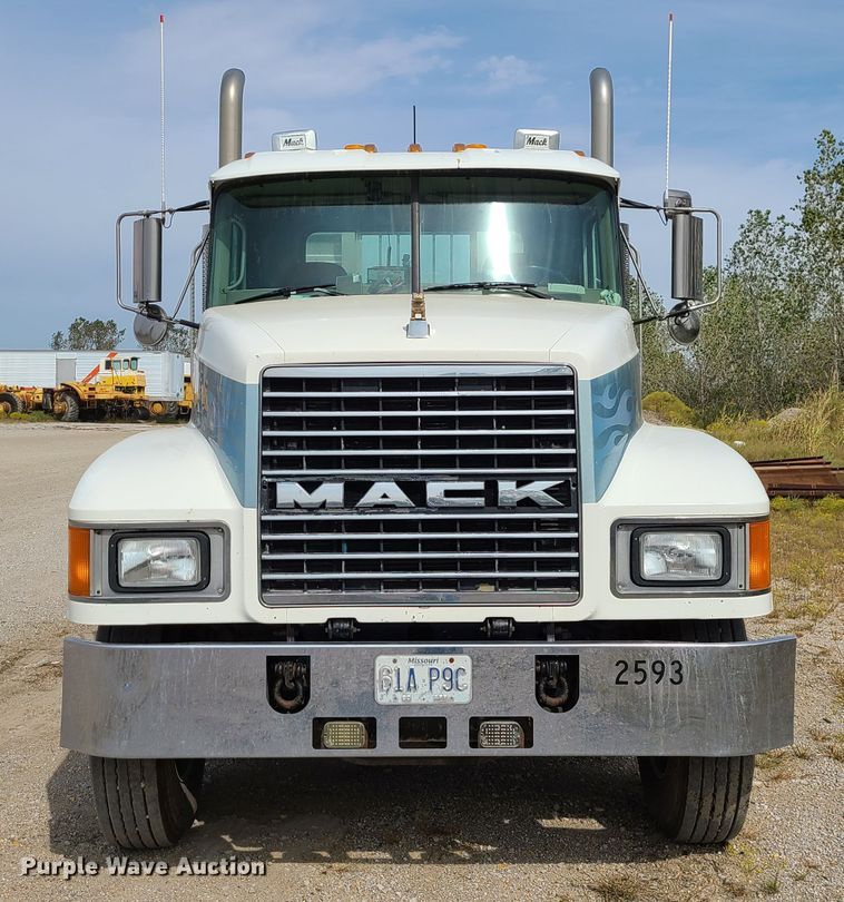 image for item L1263 2002 Mack CH613  semi truck