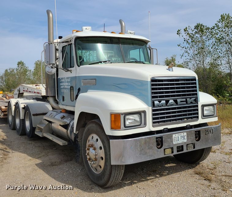 image for item L1263 2002 Mack CH613  semi truck