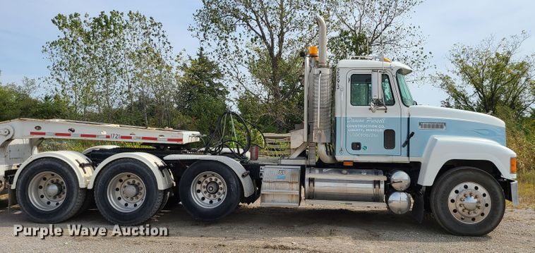 image for item L1263 2002 Mack CH613  semi truck