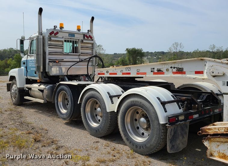 image for item L1263 2002 Mack CH613  semi truck