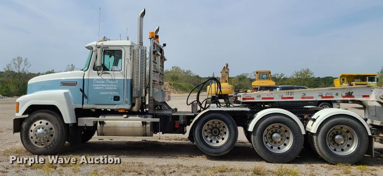 image for item L1263 2002 Mack CH613  semi truck