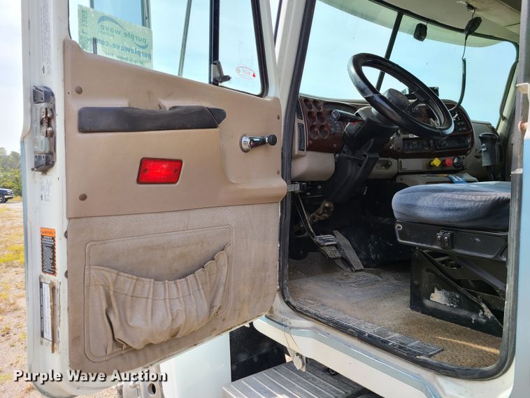 image for item L1263 2002 Mack CH613  semi truck