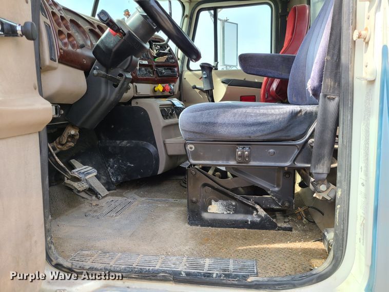 image for item L1263 2002 Mack CH613  semi truck