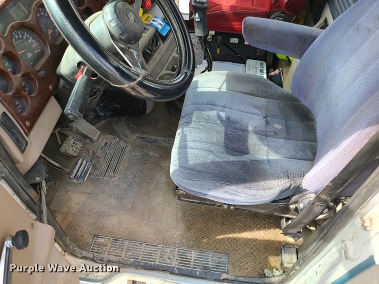 image for item L1263 2002 Mack CH613  semi truck