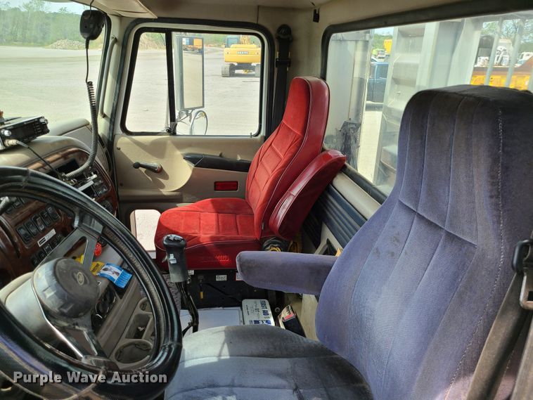 image for item L1263 2002 Mack CH613  semi truck