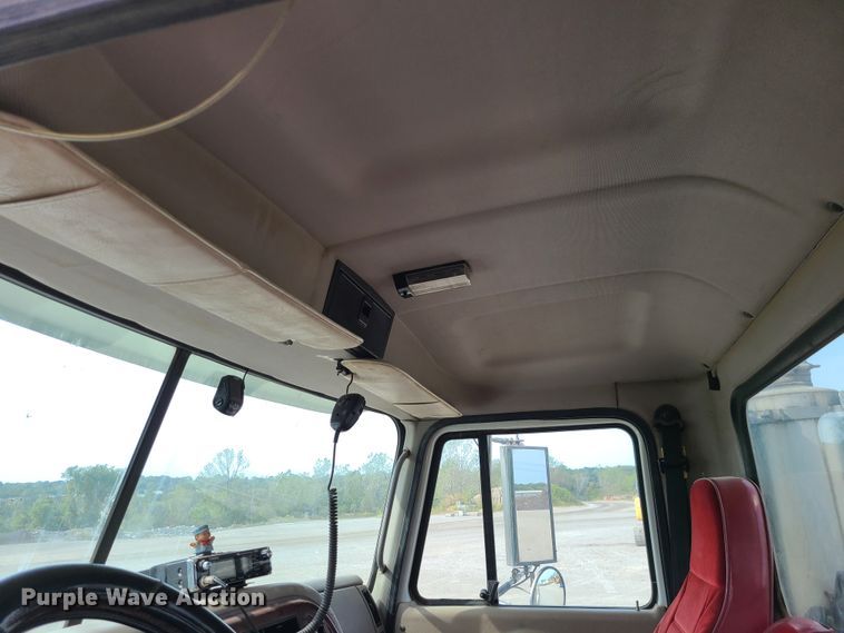 image for item L1263 2002 Mack CH613  semi truck