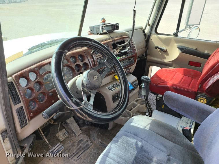 image for item L1263 2002 Mack CH613  semi truck