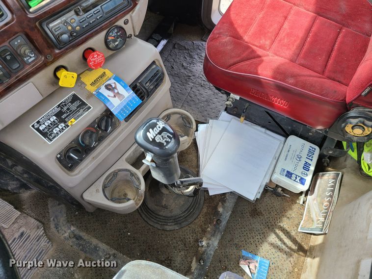 image for item L1263 2002 Mack CH613  semi truck