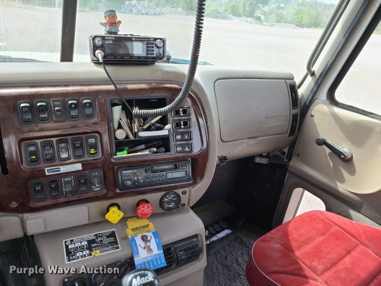 image for item L1263 2002 Mack CH613  semi truck