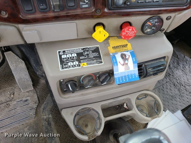 image for item L1263 2002 Mack CH613  semi truck