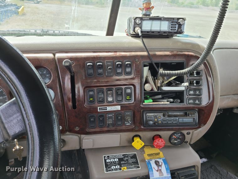 image for item L1263 2002 Mack CH613  semi truck