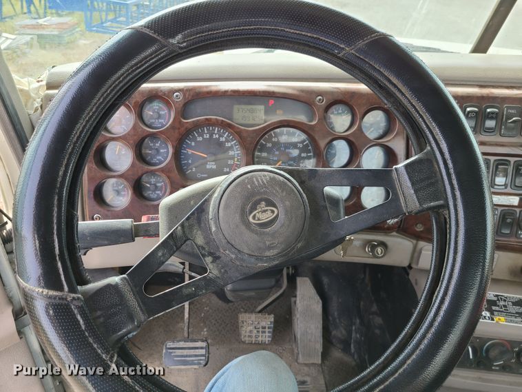 image for item L1263 2002 Mack CH613  semi truck