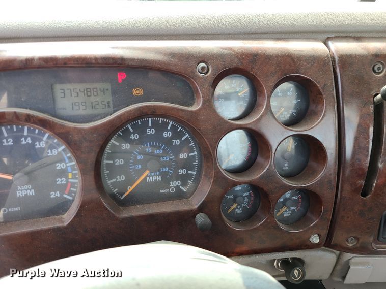 image for item L1263 2002 Mack CH613  semi truck