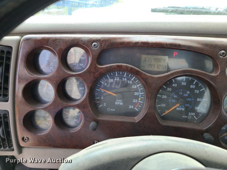 image for item L1263 2002 Mack CH613  semi truck