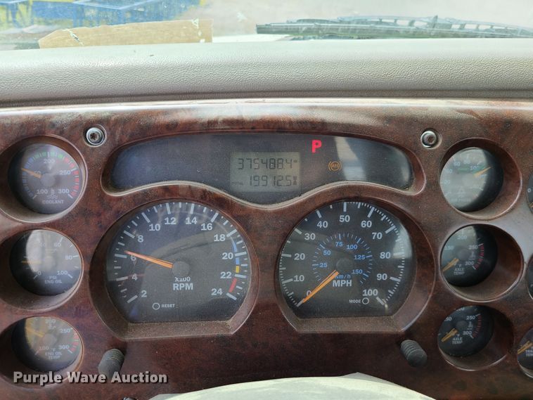 image for item L1263 2002 Mack CH613  semi truck