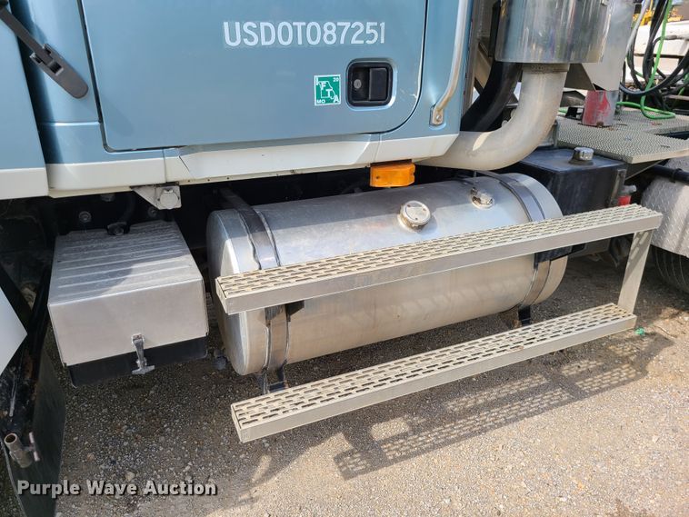 image for item L1263 2002 Mack CH613  semi truck