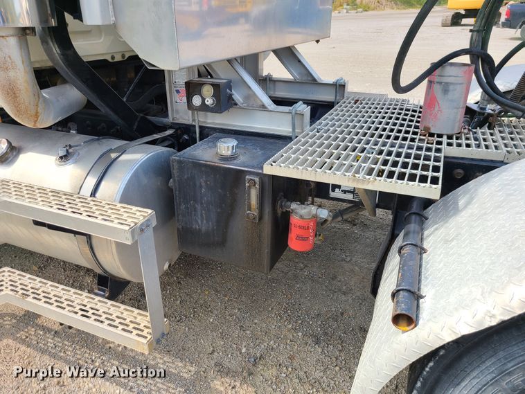 image for item L1263 2002 Mack CH613  semi truck