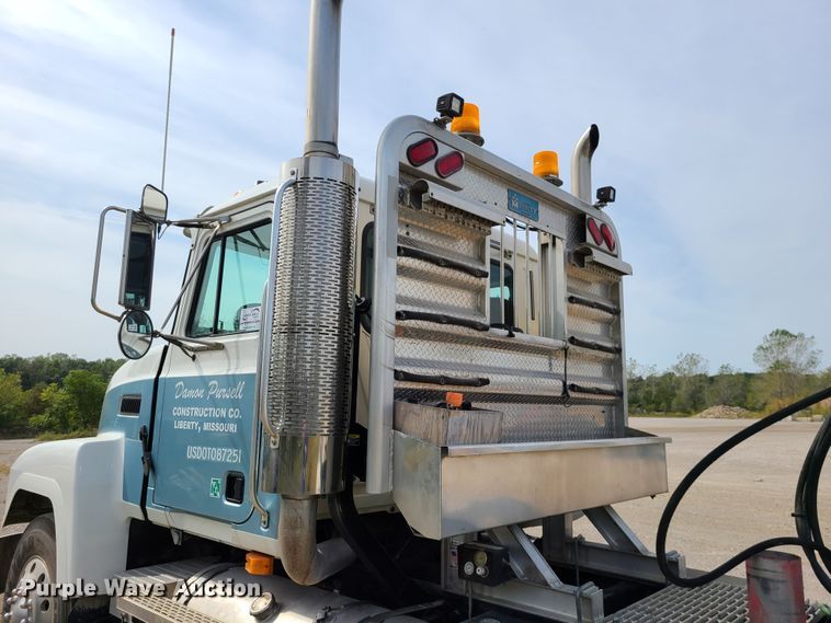 image for item L1263 2002 Mack CH613  semi truck