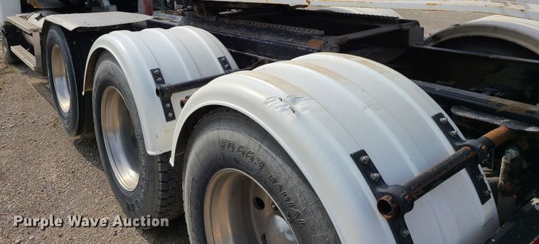 image for item L1263 2002 Mack CH613  semi truck