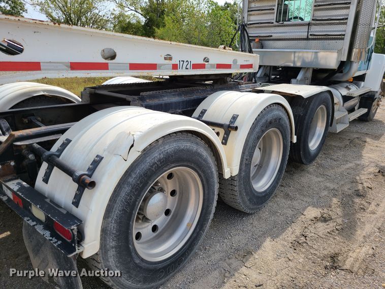 image for item L1263 2002 Mack CH613  semi truck