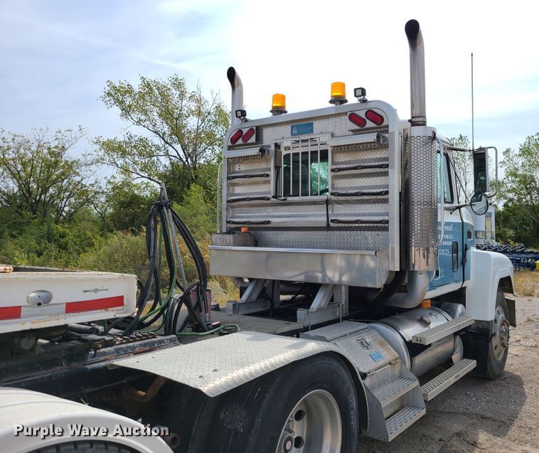 image for item L1263 2002 Mack CH613  semi truck