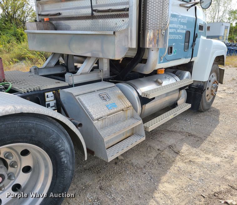 image for item L1263 2002 Mack CH613  semi truck