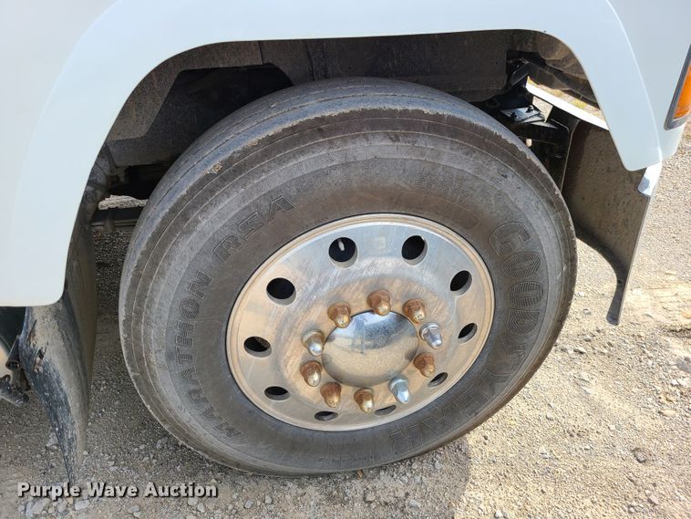 image for item L1263 2002 Mack CH613  semi truck