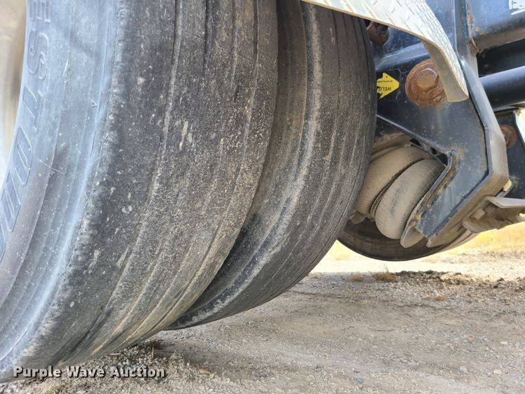 image for item L1263 2002 Mack CH613  semi truck