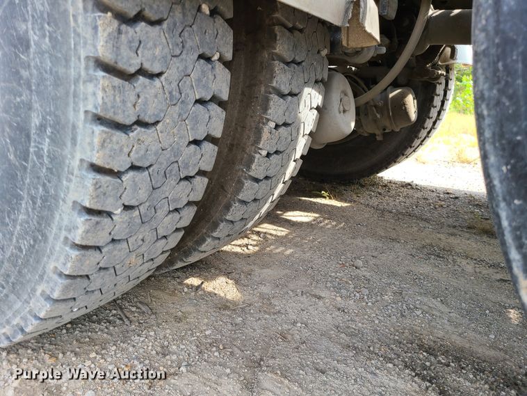 image for item L1263 2002 Mack CH613  semi truck