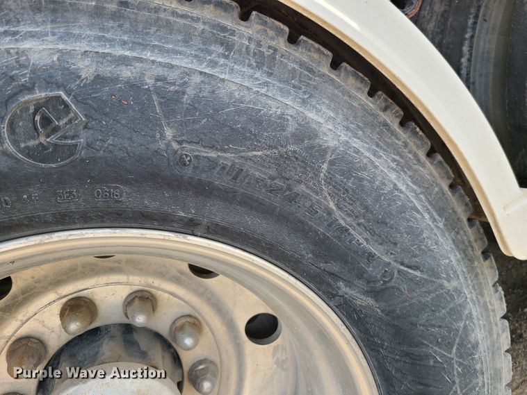 image for item L1263 2002 Mack CH613  semi truck