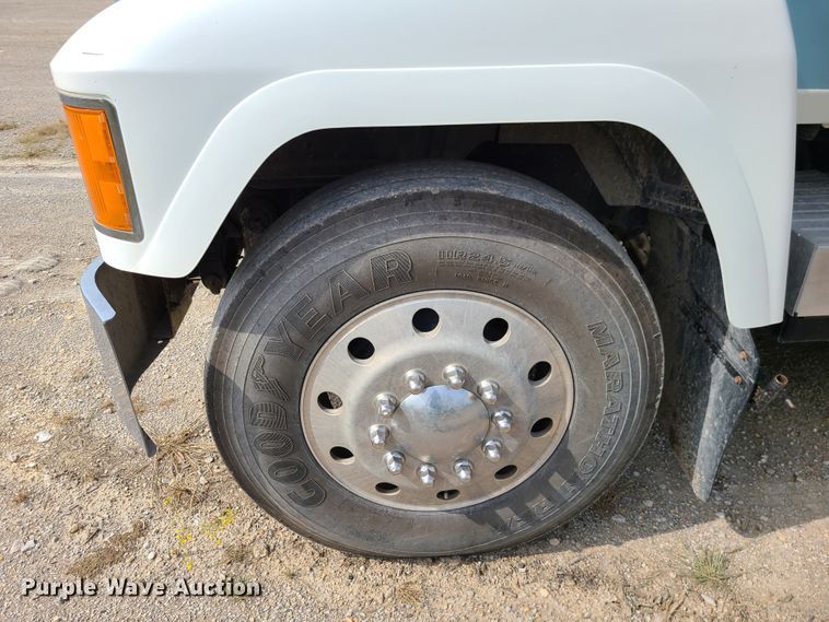 image for item L1263 2002 Mack CH613  semi truck