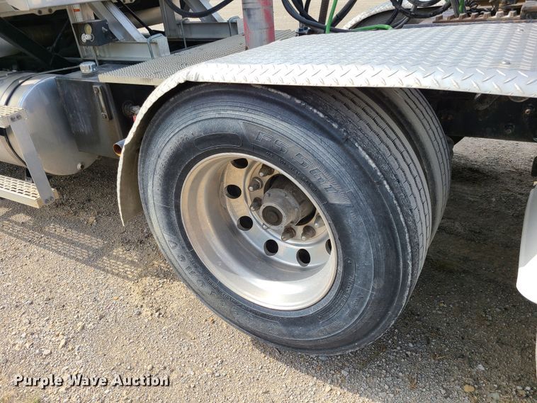 image for item L1263 2002 Mack CH613  semi truck