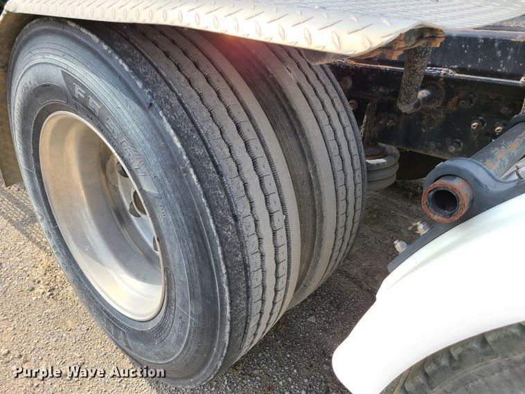 image for item L1263 2002 Mack CH613  semi truck