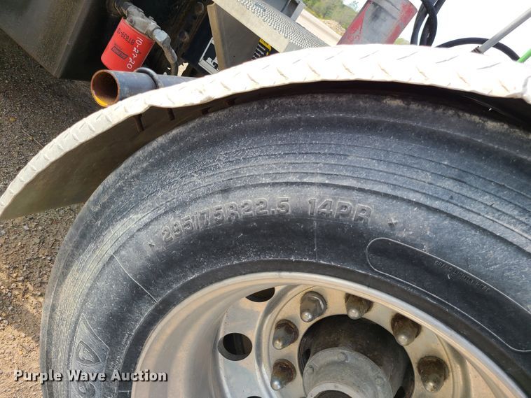 image for item L1263 2002 Mack CH613  semi truck