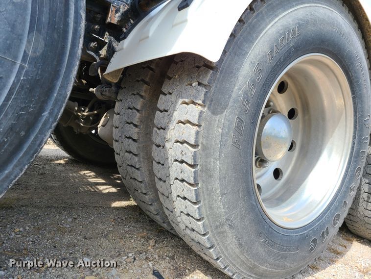 image for item L1263 2002 Mack CH613  semi truck