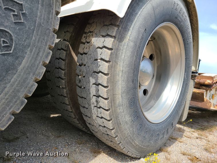 image for item L1263 2002 Mack CH613  semi truck