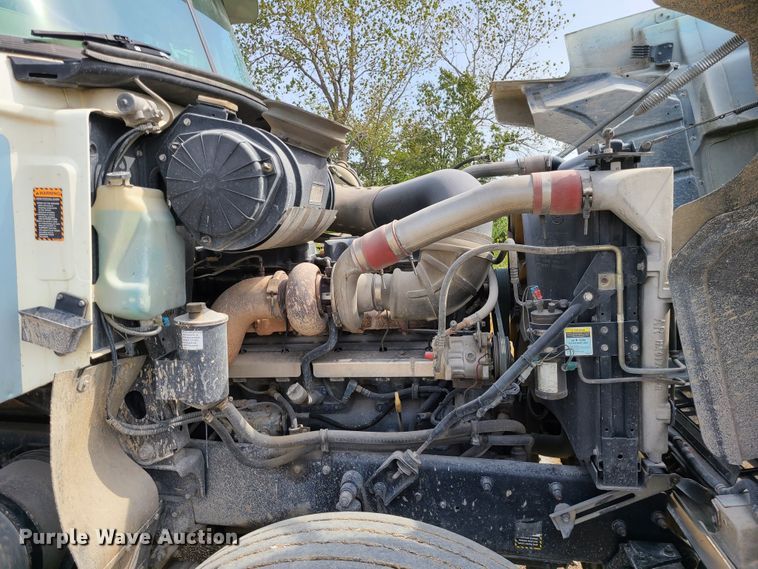 image for item L1263 2002 Mack CH613  semi truck