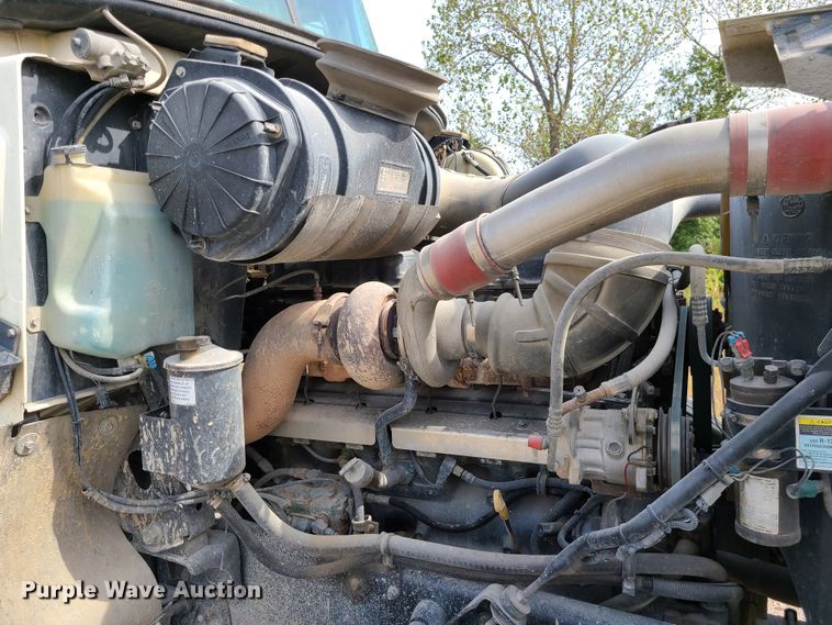 image for item L1263 2002 Mack CH613  semi truck