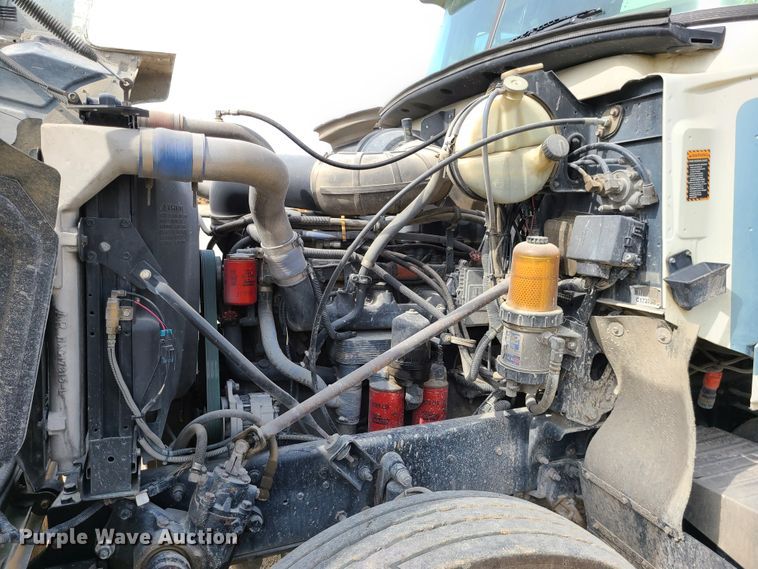 image for item L1263 2002 Mack CH613  semi truck