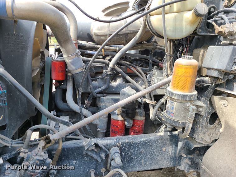 image for item L1263 2002 Mack CH613  semi truck